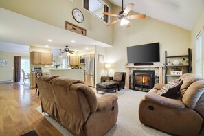 Smart TV, fireplace - Fabulous 4-bedroom house with AC in Lackawaxen (Lackawaxen)