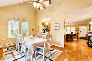 Dining - Serenity Cottage Deck, Game Room & Fire Pit near Narrowsburg Masthope (Lackawaxen)
