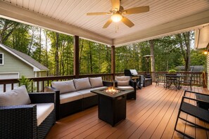 Outdoor dining - Serenity Cottage Deck, Game Room & Fire Pit near Narrowsburg Masthope (Lackawaxen)