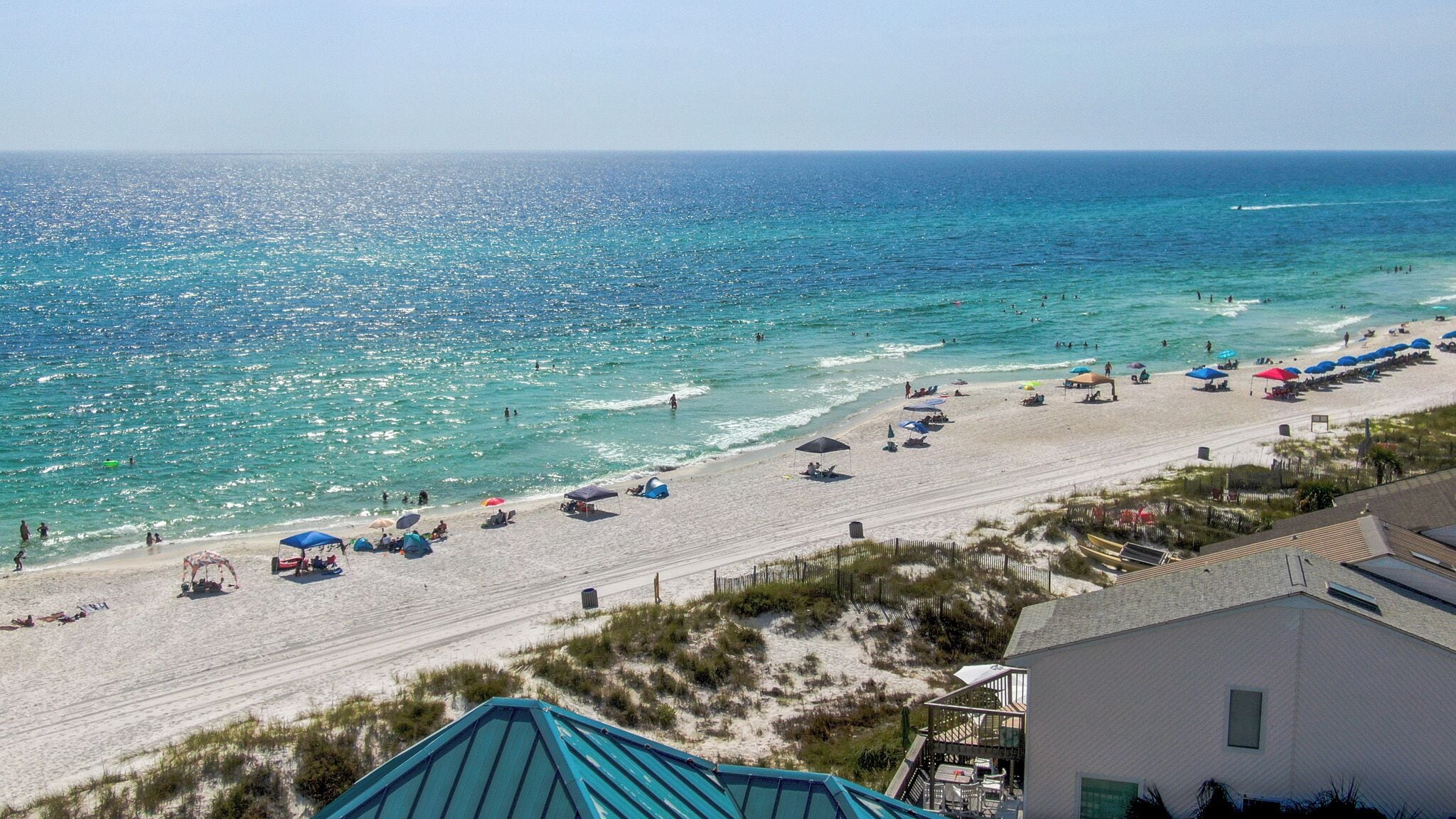 Nära stranden, solstolar och strandhanddukar