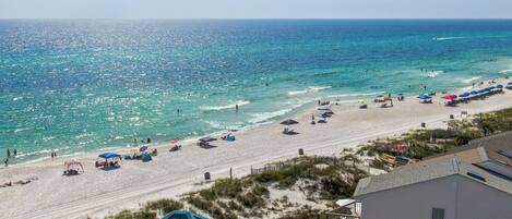 Una playa cerca, sillas reclinables de playa, toallas de playa