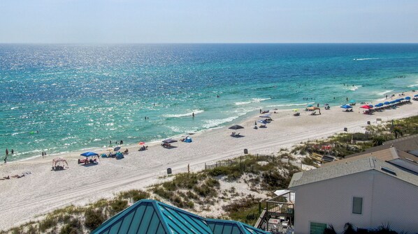 Nära stranden, solstolar och strandhanddukar