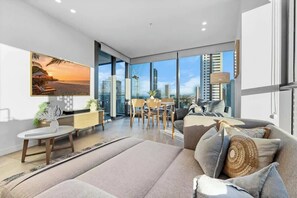 TV, offices - NEW Ocean view 1BR | Pool, Parking & Walk to Beach (Broadbeach)