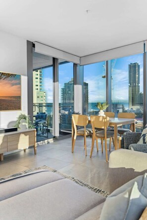 TV, offices - NEW Ocean view 1BR | Pool, Parking & Walk to Beach (Broadbeach)