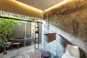 Deluxe Villa | Bathroom | Rainfall showerhead, free toiletries, hair dryer, towels - Loft 7 By Betterplace (Canggu)