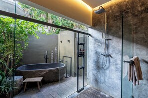 Deluxe Villa | Bathroom | Rainfall showerhead, free toiletries, hair dryer, towels - Loft 7 By Betterplace (Canggu)