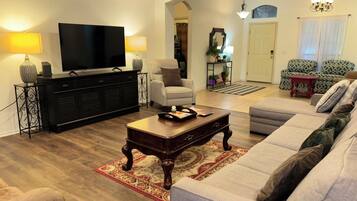 Een smart-tv en een open haard