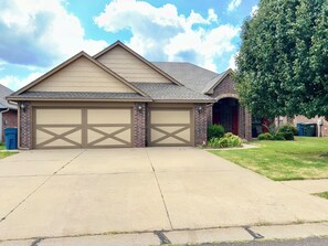 Exterior - Heart of Edmond Retreat - 3bed 2bath (Edmond)