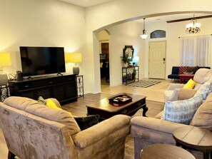 Smart TV, fireplace - Heart of Edmond Retreat - 3bed 2bath (Edmond)