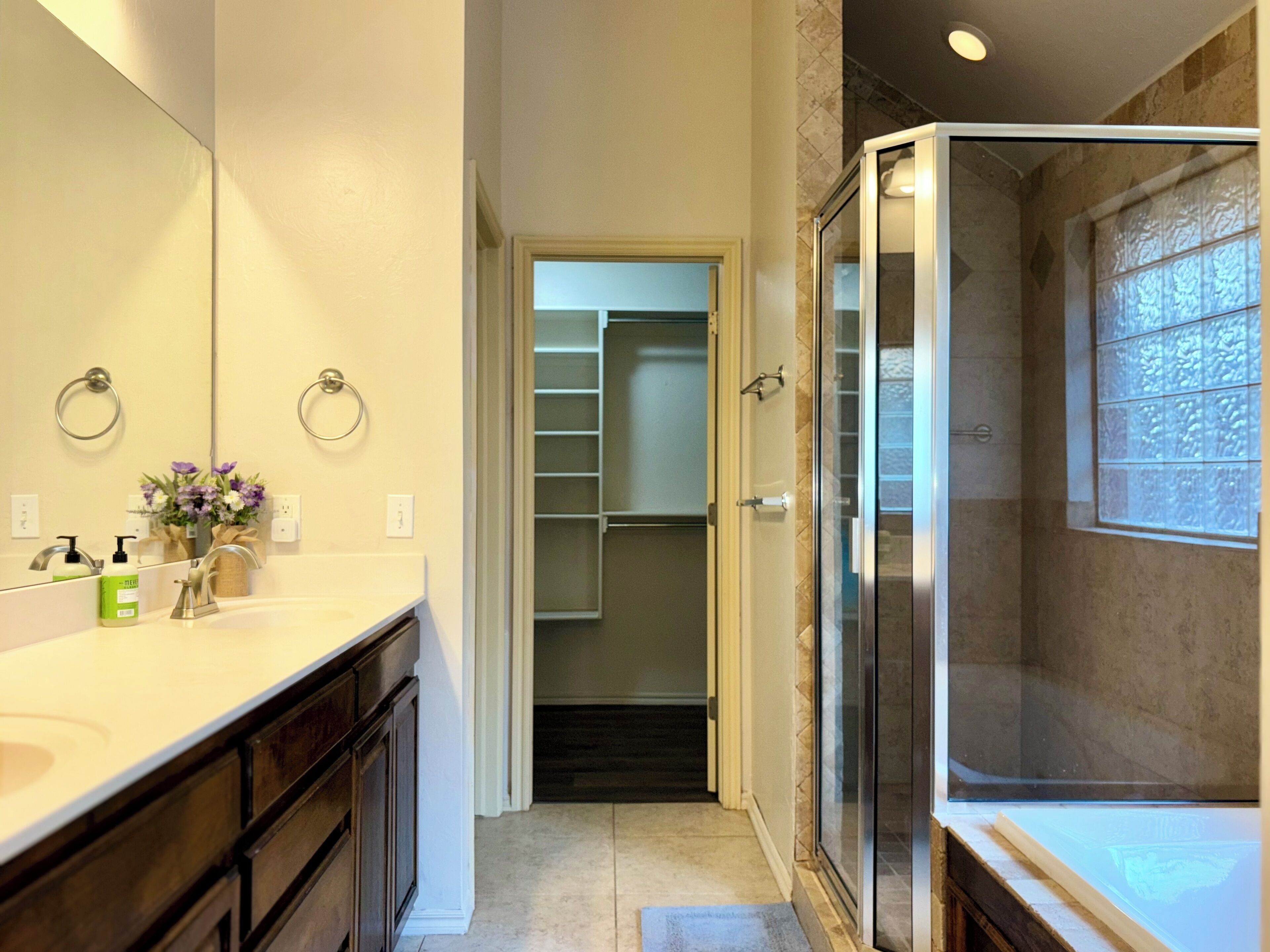 Shower, jetted bath, hair dryer, towels