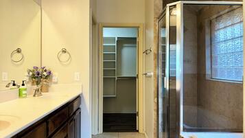 Shower, jetted bath, hair dryer, towels