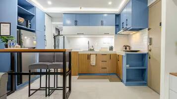 Fridge, microwave, stovetop, cookware/dishes/utensils