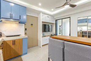 Fridge, microwave, stovetop, cookware/dishes/utensils - Cozy 1-Bedroom Condo in Quezon City - Free Pool Access (Quezon City)