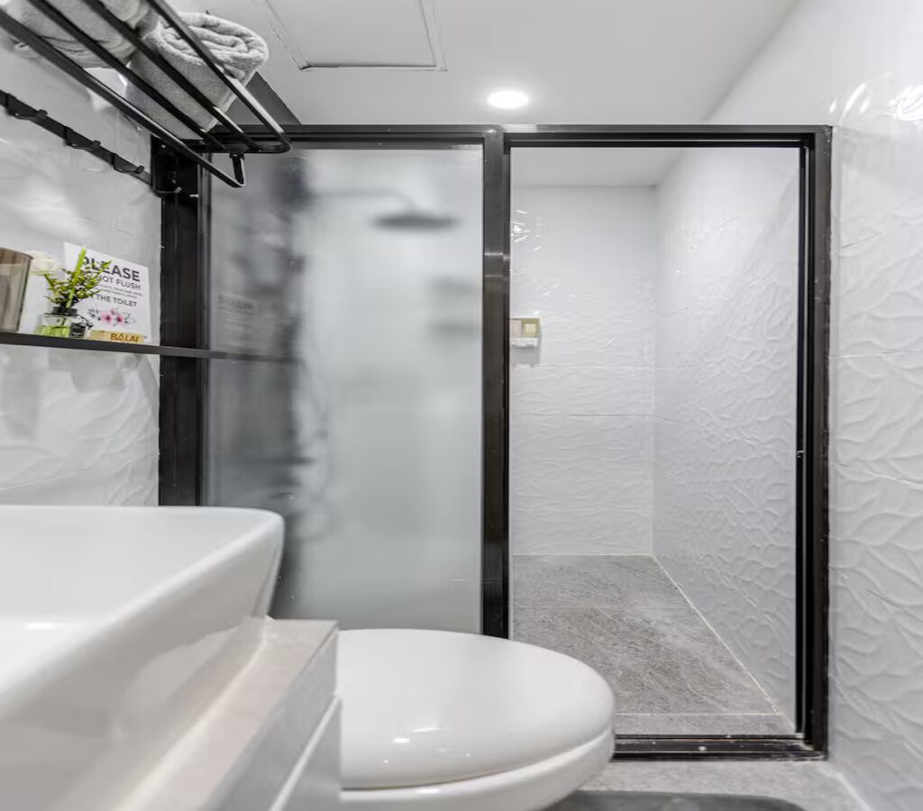 Een douche, een haardroger, een bidet, handdoeken