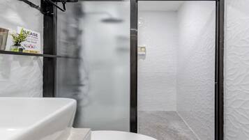 Een douche, een haardroger, een bidet, handdoeken