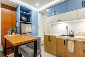 Fridge, microwave, stovetop, cookware/dishes/utensils - Cozy 1-Bedroom Condo in Quezon City - Free Pool Access (Quezon City)