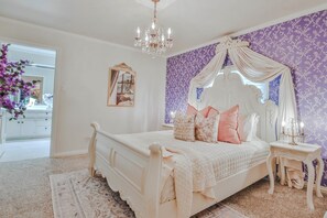 4 bedrooms, desk, iron/ironing board, travel crib