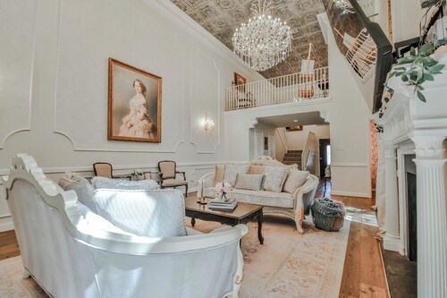 Whistledown Manor • 1 block to TTU • Hot Tub