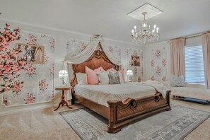 4 habitaciones, escritorio y tabla de planchar con plancha 