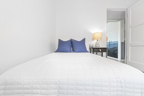 3 bedrooms, iron/ironing board, internet, bed sheets