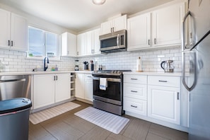 Private kitchen - The Boho Retreat- Close to PHX, OldTown, FastWiFi! (Phoenix)