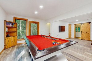 Games room - Dog-friendly mountain home with private hot-tub, fire-pit and pool table (Little Switzerland)