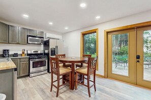 Fridge, microwave, oven, stovetop - Dog-friendly mountain home with private hot-tub, fire-pit and pool table (Little Switzerland)