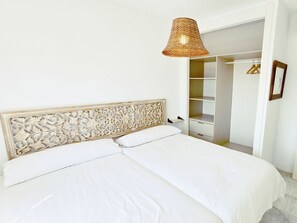 2 chambres, fer et planche à repasser, lit de bébé portatif