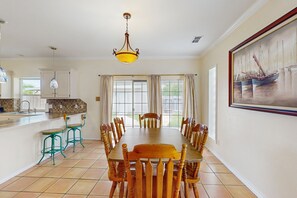 Dining - Beautiful home with free wifi, full kitchen, & private yard - steps to the beach (Corpus Christi)