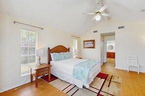 3 bedrooms, iron/ironing board, internet, bed sheets - Beautiful home with free wifi, full kitchen, & private yard - steps to the beach (Corpus Christi)