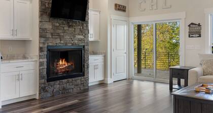 Shenandoah Retreat -lake view ,hot tub ,gas fire place ,ping pong, gas fire pit