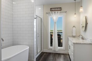 Shower, towels, soap, toilet paper - Shenandoah Retreat -lake view ,hot tub ,gas fire place ,ping pong, gas fire pit (Smithville)