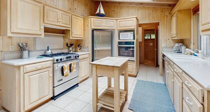 Elegant, dog-friendly home among redwoods w/ large deck & incredible forest view