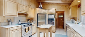 Elegant, dog-friendly home among redwoods w/ large deck & incredible forest view