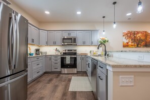 Frigorífic, microones, forn i placa de cuina