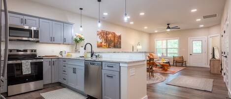 Refrigerador, microondas, horno y parrilla de estufa