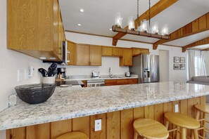 Fridge, microwave, oven, stovetop - Conveniently located home with fully stocked kitchen, w/d, fast wifi & loft (Truckee)