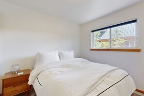 2 bedrooms, internet, bed sheets - Conveniently located home with fully stocked kitchen, w/d, fast wifi & loft (Truckee)