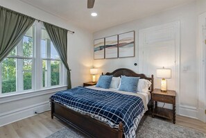 2 Schlafzimmer, Schreibtisch, Bügeleisen/Bügelbrett, Reisekinderbett