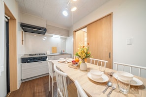 Réfrigérateur, micro-ondes, plaque de cuisson, bouilloire électrique