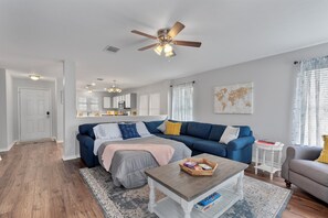 3 bedrooms, iron/ironing board, internet, bed sheets - Spacious Home Near Coffee and Cedar Park Shopping (Leander)