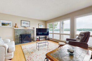 Télévision, cheminée, jeux vidéo, baby-foot