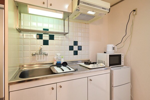 ثلاجة، ميكروويف، مستلزمات طهي/أطباق/أوعية