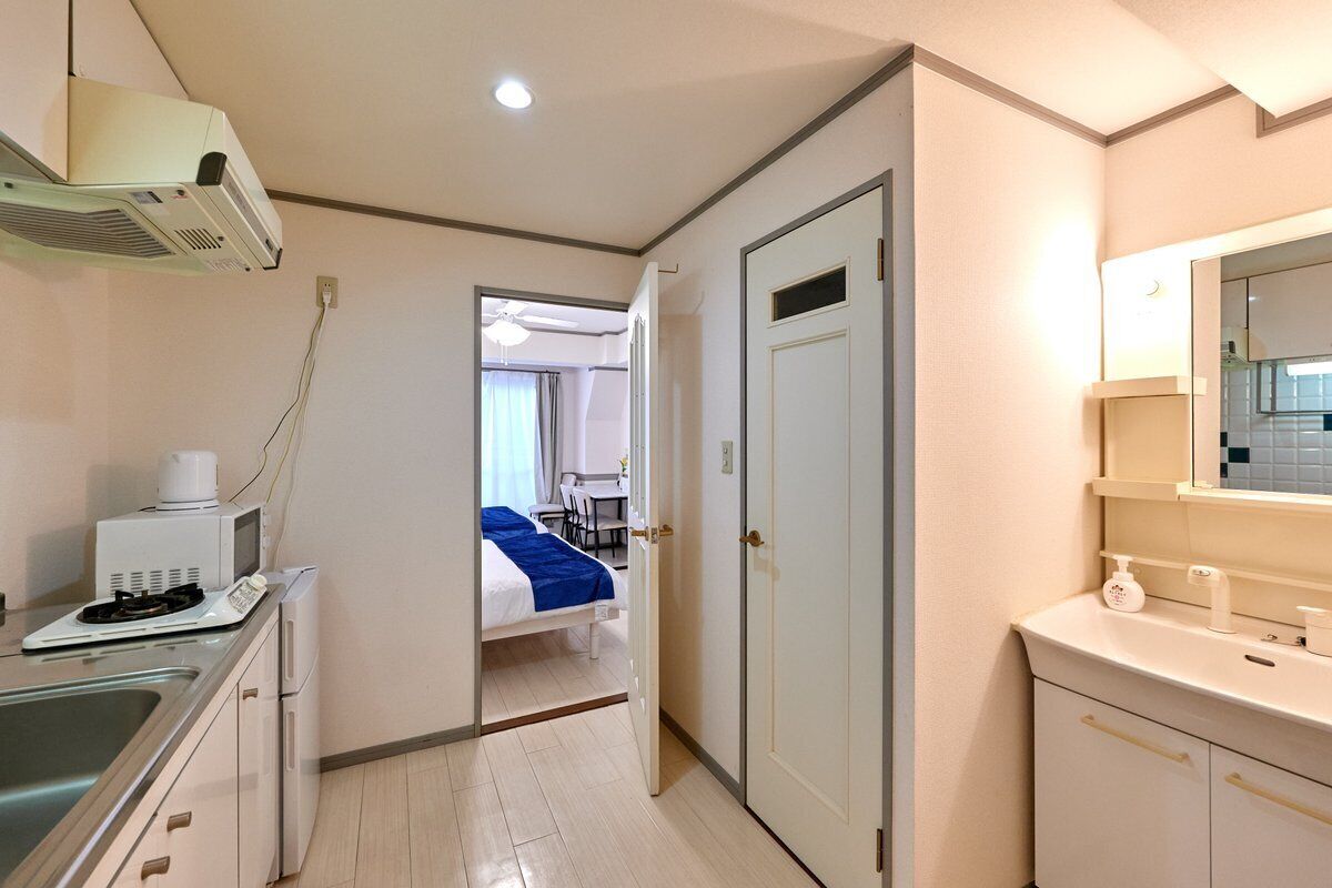 冷蔵庫、電子レ ンジ、調理器具と食器