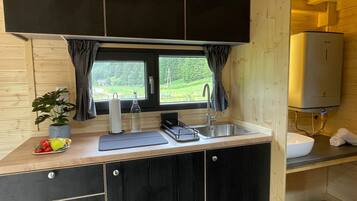 Kühlschrank, Herdplatte, Wasserkocher, Toaster