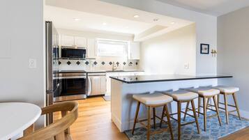 Réfrigérateur, four à micro-ondes, lave-vaisselle, cafetière-théière