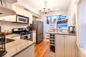 Geladeira, micro-ondas, lava-louças, cafeteira/chaleira