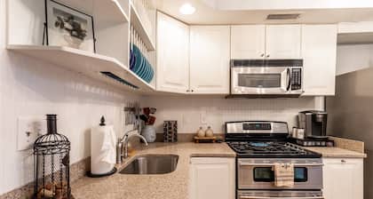 Historic Annapolis Retreat – Steps from the Statehouse & City Dock with Parking and Private Patio