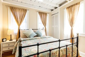 Unclassified image, 5 of 46, button - Historic Annapolis Retreat – Steps from the Statehouse & City Dock with Parking and Private Patio (Annapolis)