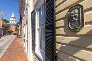 Exterior detail - Historic Annapolis Retreat – Steps from the Statehouse & City Dock with Parking and Private Patio (Annapolis)